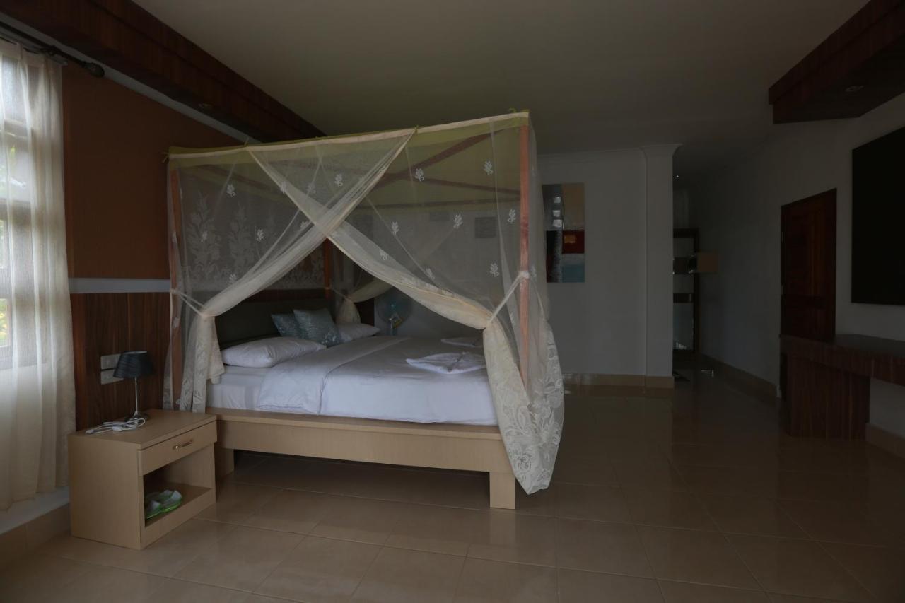 Toba Village 3*